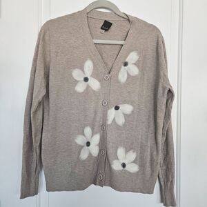 Aaeda Beige Cardigan with Felted‎ white daisy Flowers, women's size Medium vneck